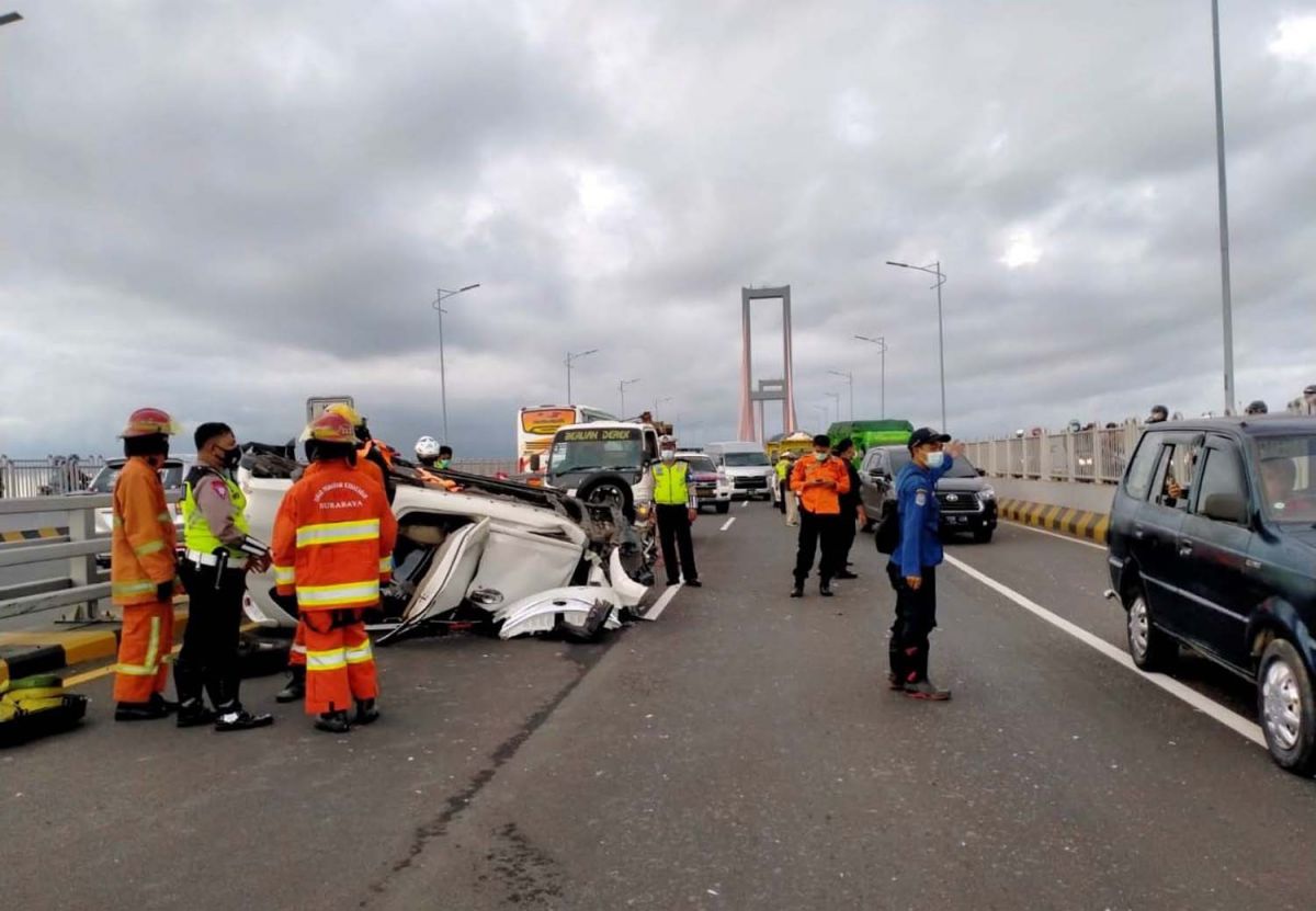 Mobil Avanza terbalik di Jembatan Suramadu (Foto-foto: Dok. Satlantas Polres Pelabuhan Tanjung Perak, Surabaya dan Sat PJR Polda Jatim)