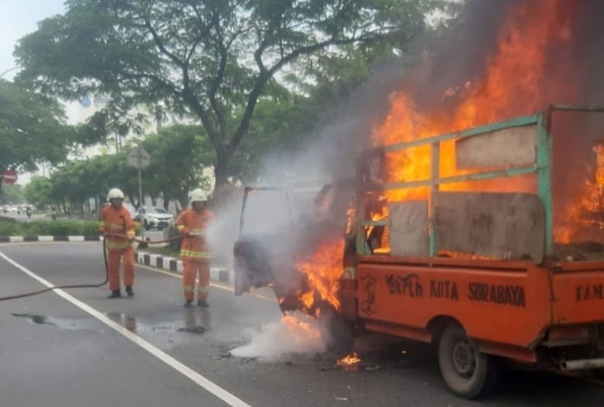 Pikap L300 bernopol L 9080 AP terbakar di Jalan Ir Soekarno. (Foto: info kedaruratan 112 Surabaya)