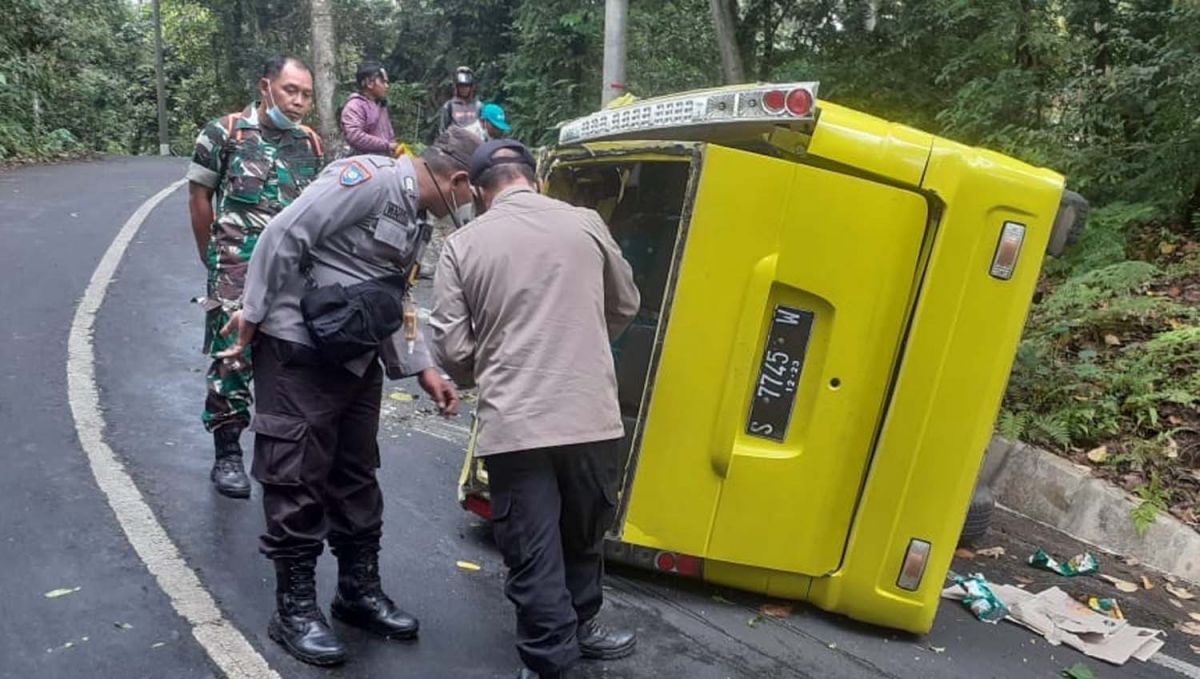 Mobil Elf Terguling di Sengkan Mayit Ijen Banyuwangi, Belasan Orang Terluka
