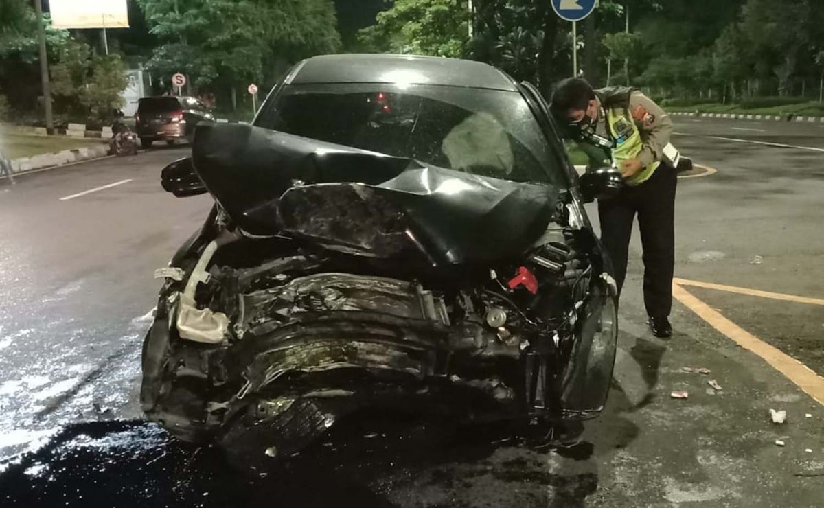 Kondisi mobil yang menabrak pohon di Surabaya (Foto: Dok Unit Laka Satlantas Polrestabes Surabaya)