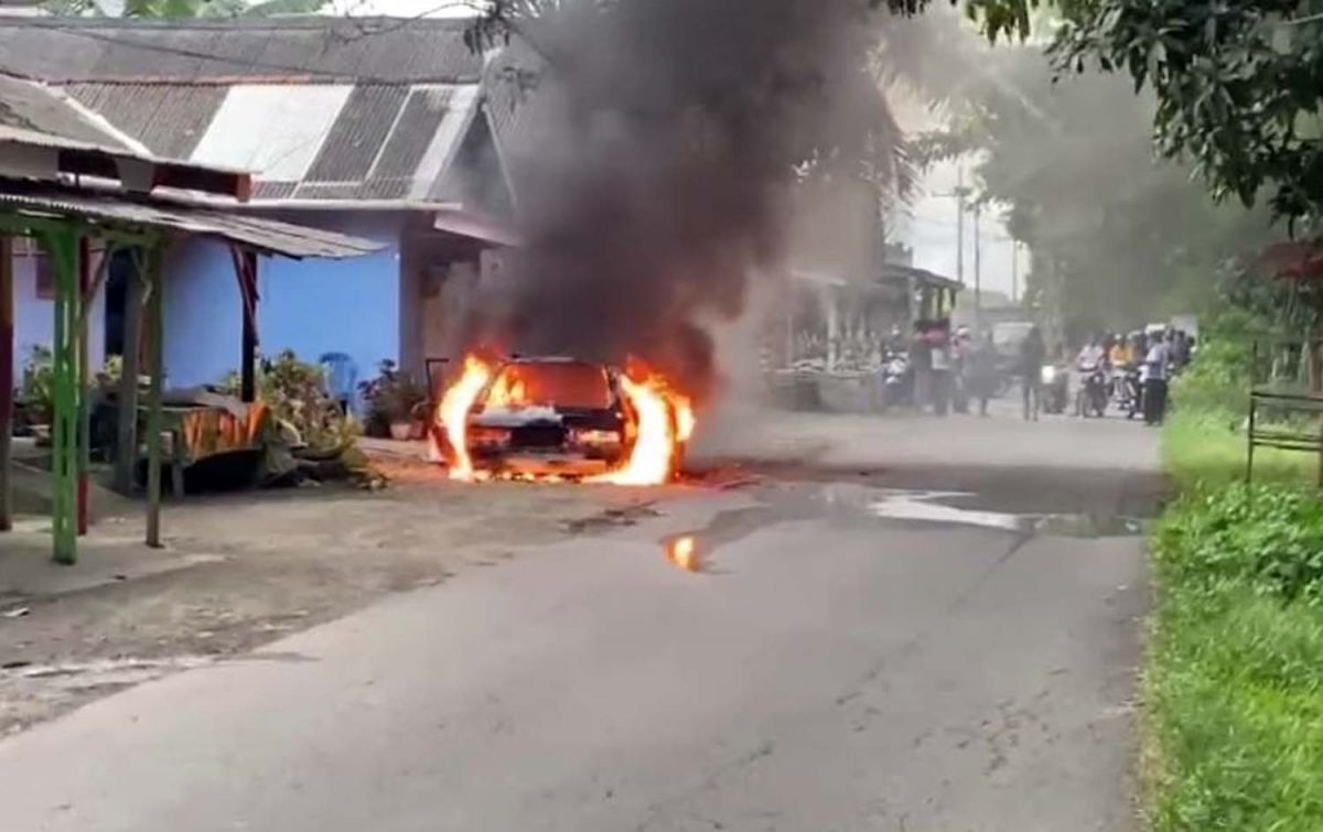 Tangkapan layar video mobil terbakar disebut di Banyuwangi yang beredar