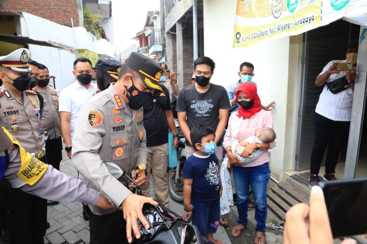 Kapolrestabes Surabaya, Kombes Pol Akhmad Yusep Gunawan menyerahkan hadiah motor dari Jokowi. (Foto: Farizal Tito/jatimnow.com)