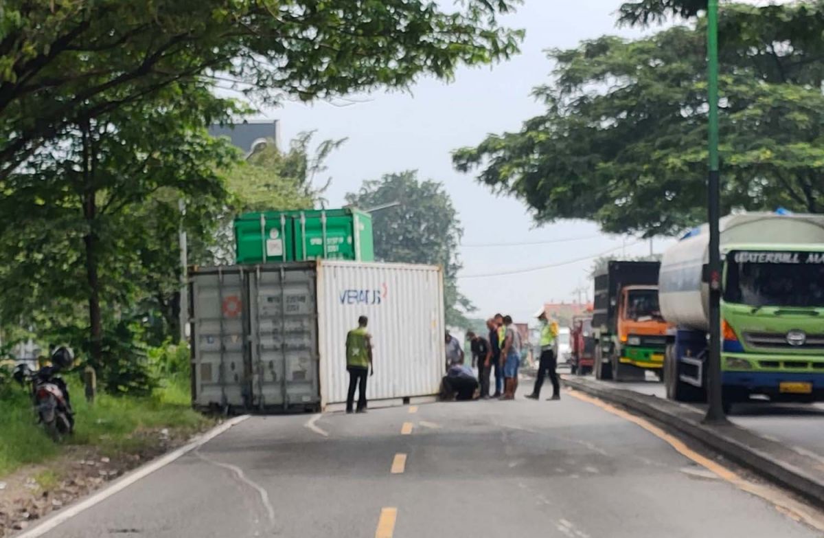 Motor tertimpa kontainer di Pasuruan
