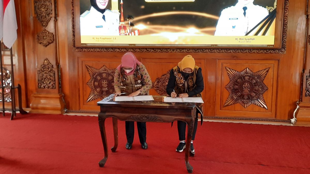 Penandatanganan MoU kerja sama antara Pemkot Mojokerto dan Pemkab Blitar. (Foto: Achmad Supriyadi/jatimnow.com)