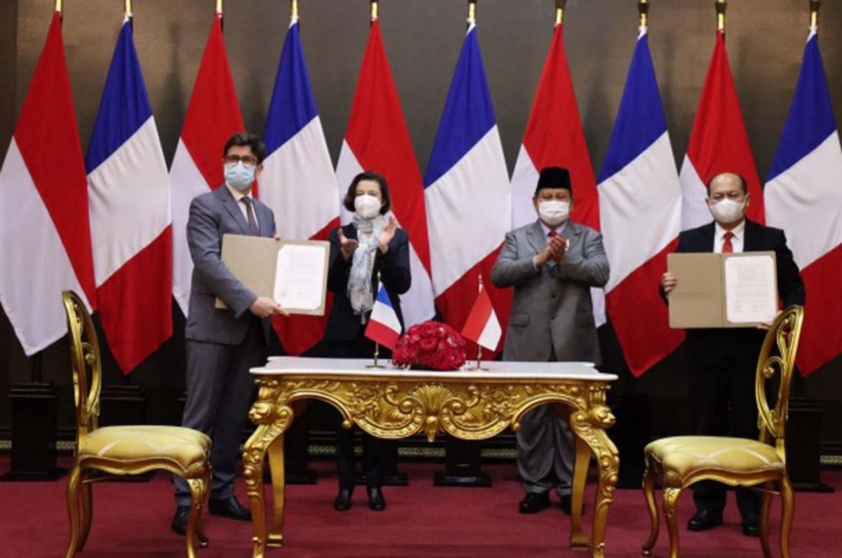 CEO PAL dan CEO Naval Group, setelah penandatanganan MoU yang disaksikan langsung oleh Menhan RI Prabowo Subianto dan Florence Parly. (Foto: dok Kemenhan RI/jatimnow.com)