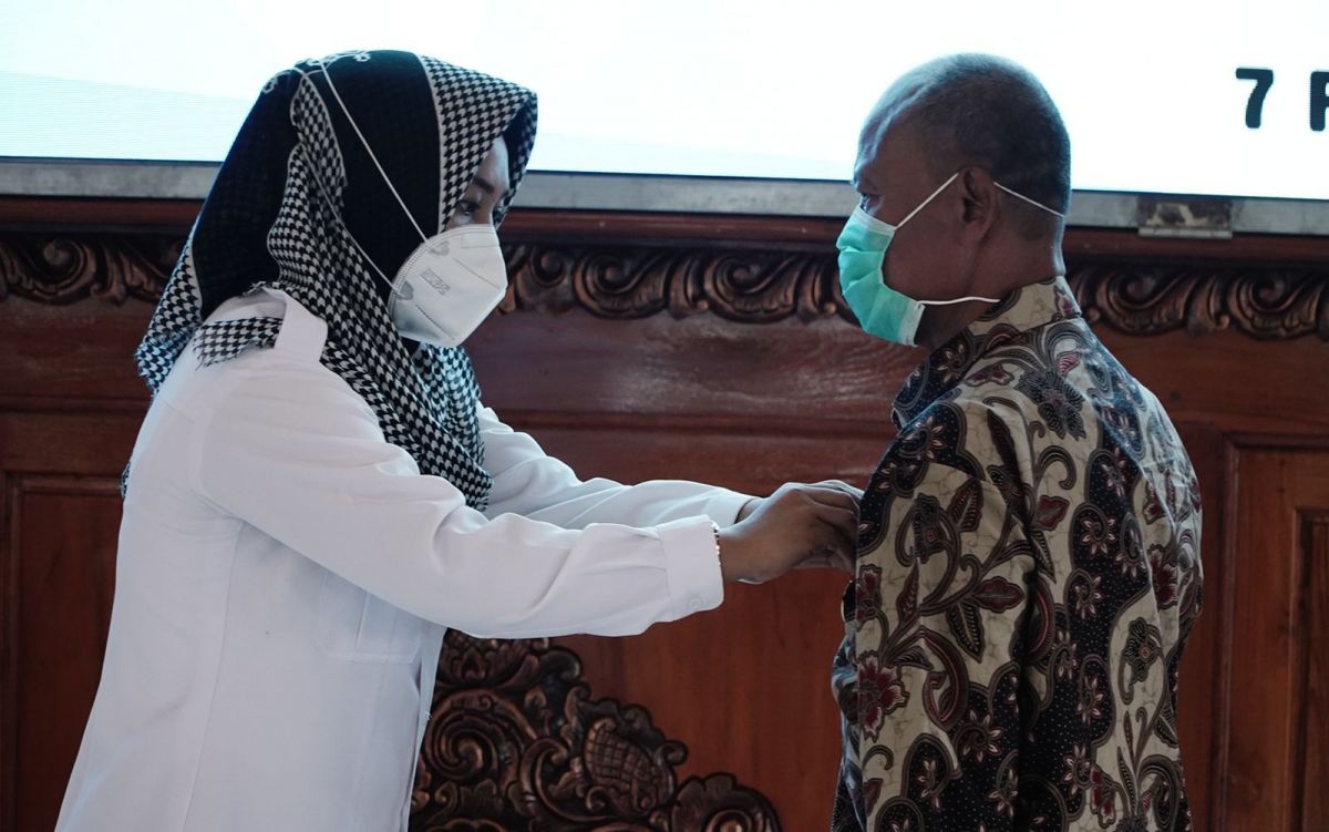 Wali Kota Mojokerto Ika Puspitasari saat pasangkan lencana. (Achmad Supriyadi/jatimnow.com)