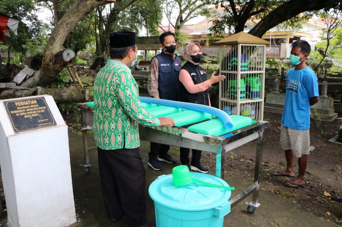 Wali Kota Mojokerto Ika Puspitasari saat menyerahkan peralatan jenazah (Foto: Dinas Kominfo/jatimnow.com)