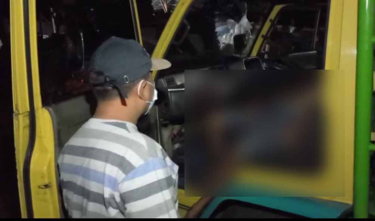 Kanit Reskrim Polsek Ngoro, AKP Syaiful Hadi  saat olah TKP. (Foto: Hasan for jatimnow.com)