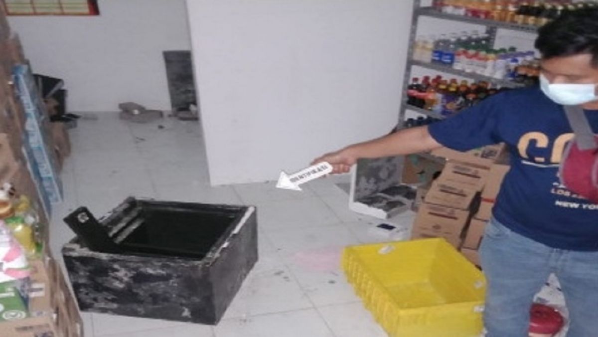 Petugas melaksanakan olah TKP.