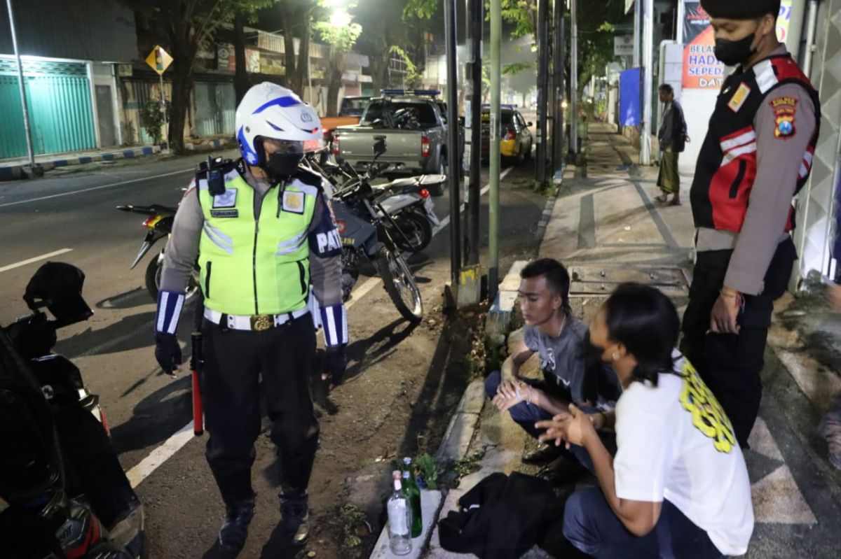 Polisi mengamankan pemuda diduga terlibat aksi balap liar dalam kondisi mabuk. (Foto: Polres Pasuruan Kota/jatimnow.com)