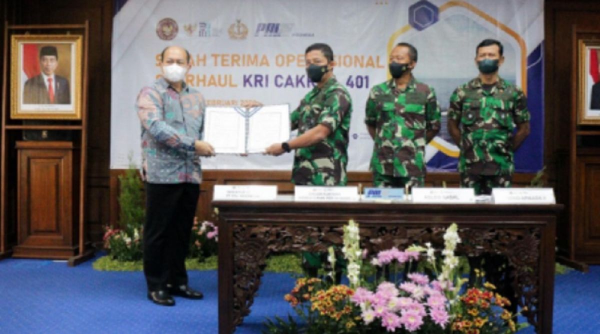 Penandatanganan berita acara serah terima operasional hasil overhaul KRI Cakra-401 oleh CEO PAL Bapak Kaharuddin Djenod dengan Laksda TNI Bambang Irwanto Dirjen Kuathan Kemhan RI pada 21 Februari 2022. (Foto: Dokumentasi PT PAL)