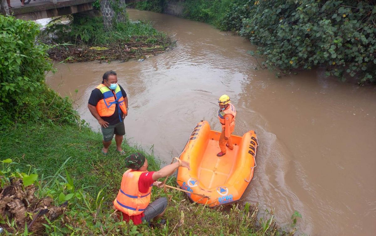 Petugas melakukan pencarian terhadap korban tenggelam di Sungai Avur Besuk, Jombang. (Foto: Elok for jatimnow.com)