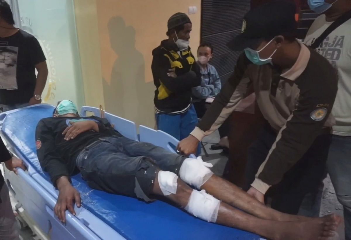 Salah satu pelaku saat berada di rumah sakit. (Foto: Udin for jatimnow.com)