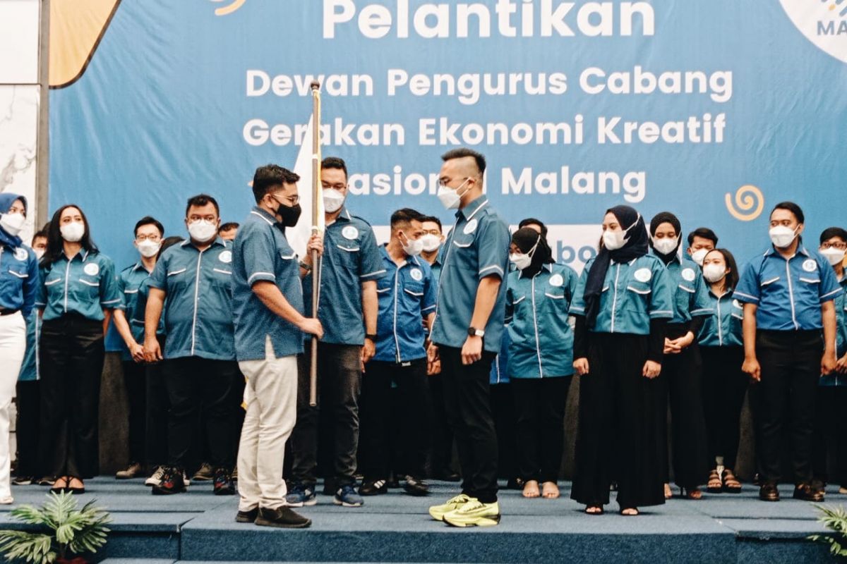 Ketua DPW Gekrafs Jatim, Septrianto Maulana lantik Ketua DPC Gekrafs Kota Malang, Alexander Soegio dan pengurus periode 2022-2025 di Hotel Aliante. (Foto: Galih Rakasiwi/jatimnow.com)