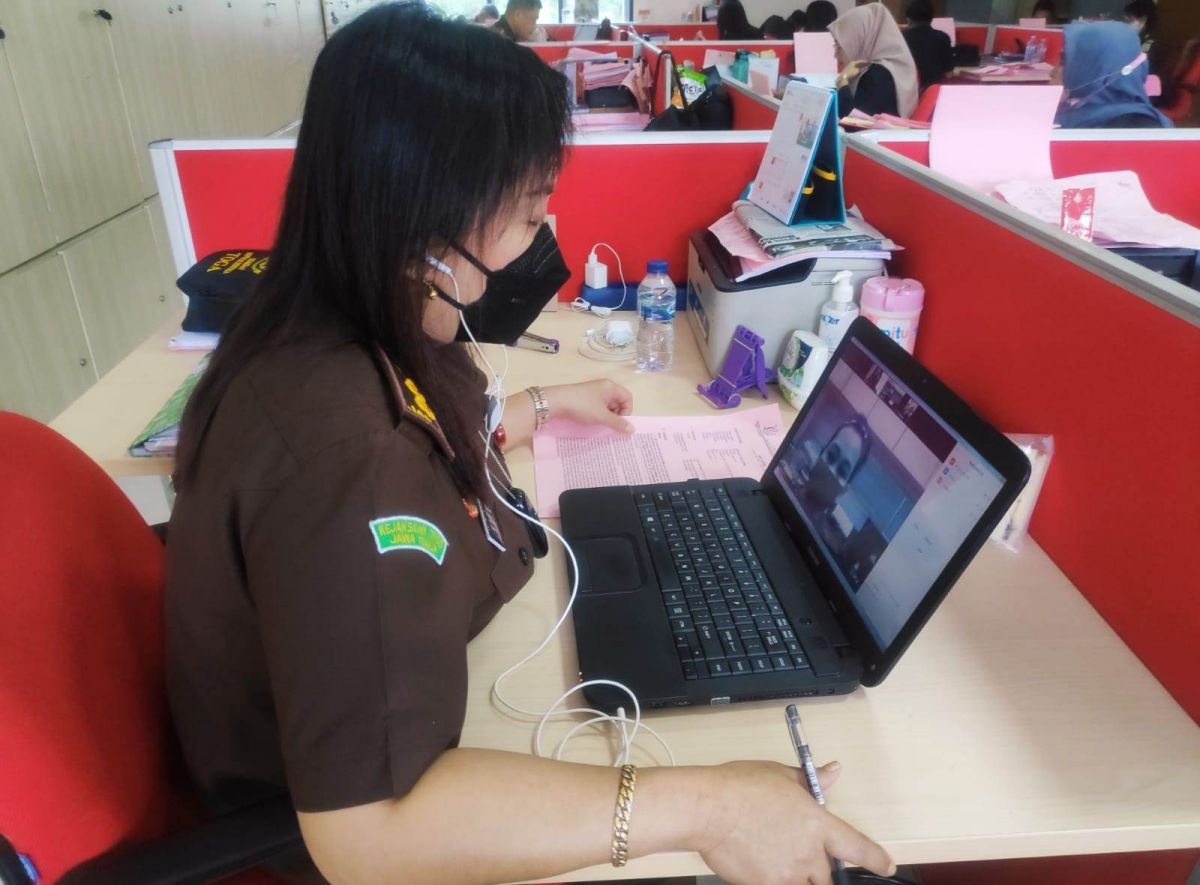 Pelimpahan tahap II, tersangka kasus penganiayaan balita di Surabaya. (Foto: Zain Ahmad/jatimnow.com)