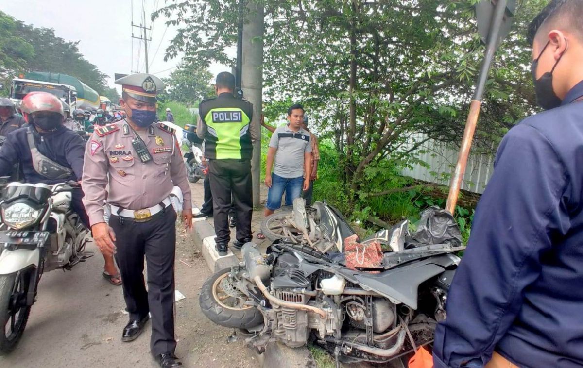 Polisi saat melakukan olah tempat kejadian perkara. (Foto: Unit Laka Satlantas Polresta Sidoarjo for jatimnow.com)