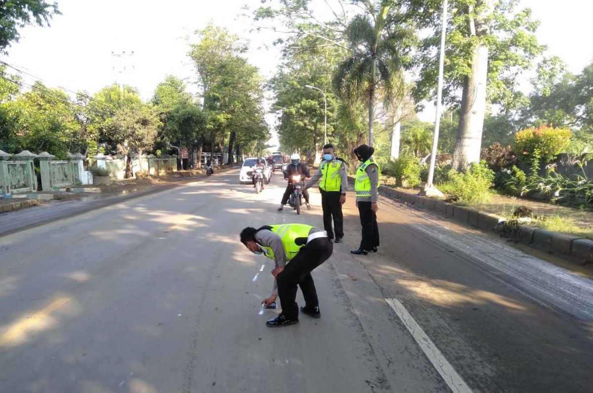 Polisi melakukan olah TKP di lokasi kecelakaan (Foto: Unit Laka Satlantas Polres Pasuruan Kota )