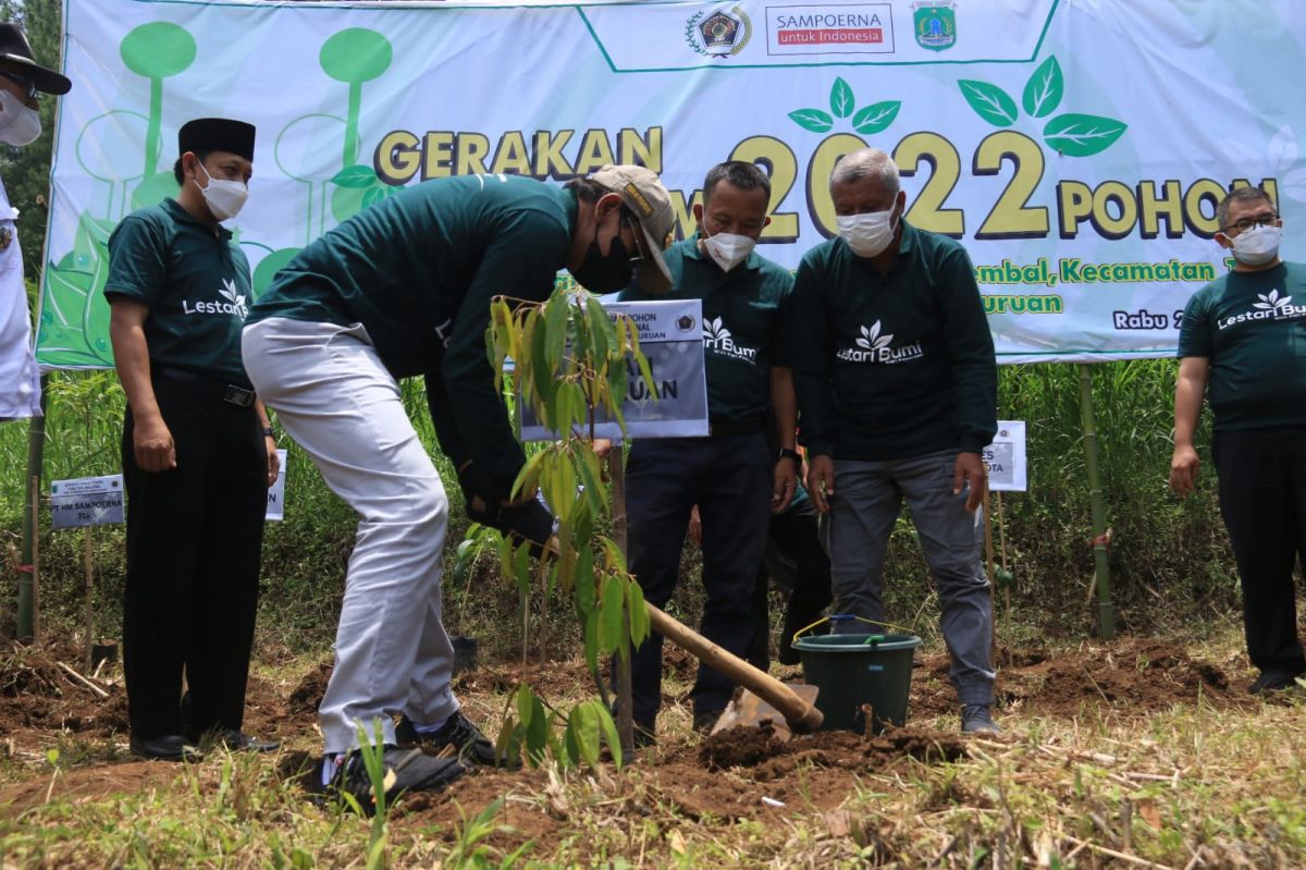 PWI, Pemkab Pasuruan dan Sampoerna untuk Indonesia melakukan penanaman 2022 pohon di kawasan lereng Gunung Bromo (Foto: Moch Rois/jatimnow.com)