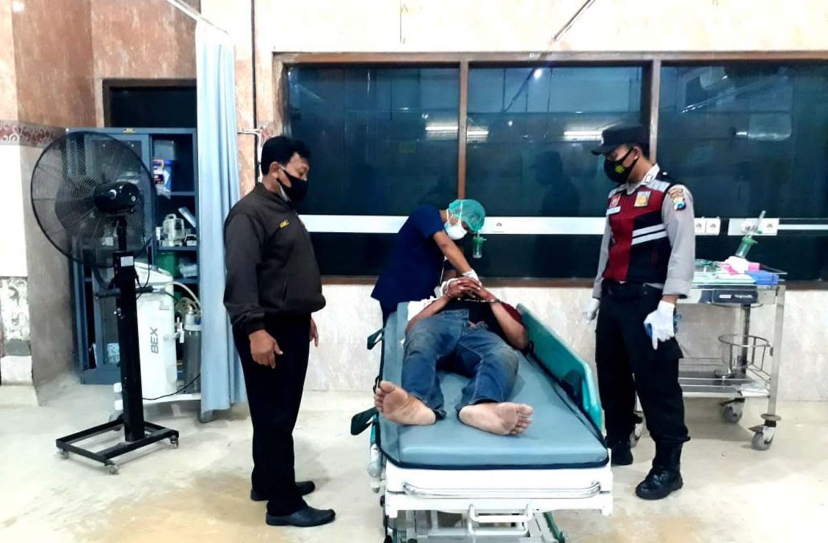 Pencuri burung di Pasuruan yang babak belur mendapat perawatan medis (Foto: Polsek Purworejo)