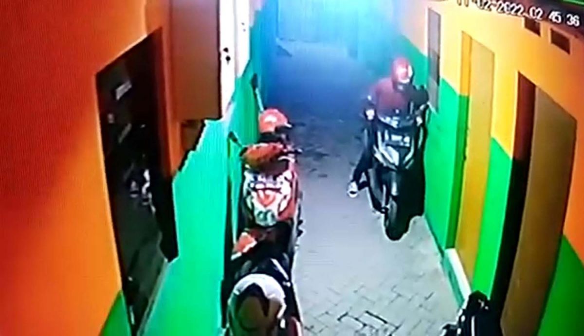 Tangkapan layar video CCTV yang merekam aksi pencuri motor jurnalis televisi di Surabaya
