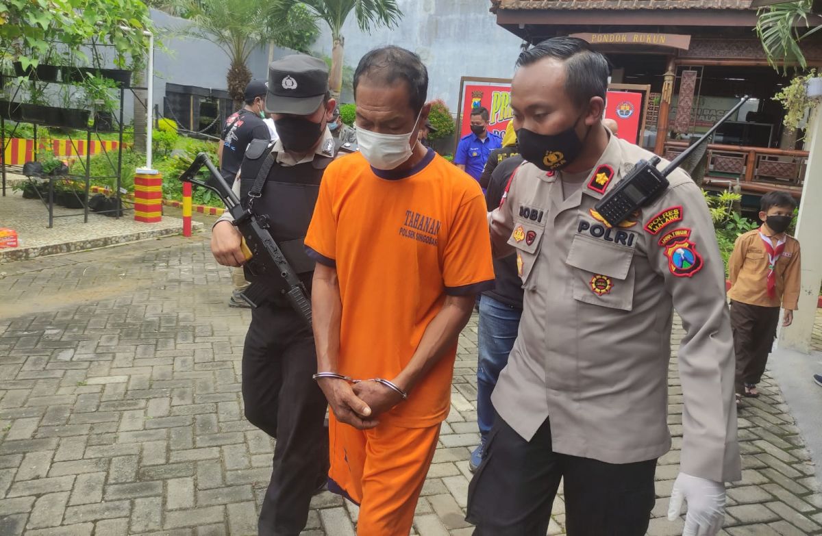 Tersangka pencurian di rumah kosong saat digelandang di Mapolsek Singosari. (Foto: Galih Rakasiwi/jatimnow.com)