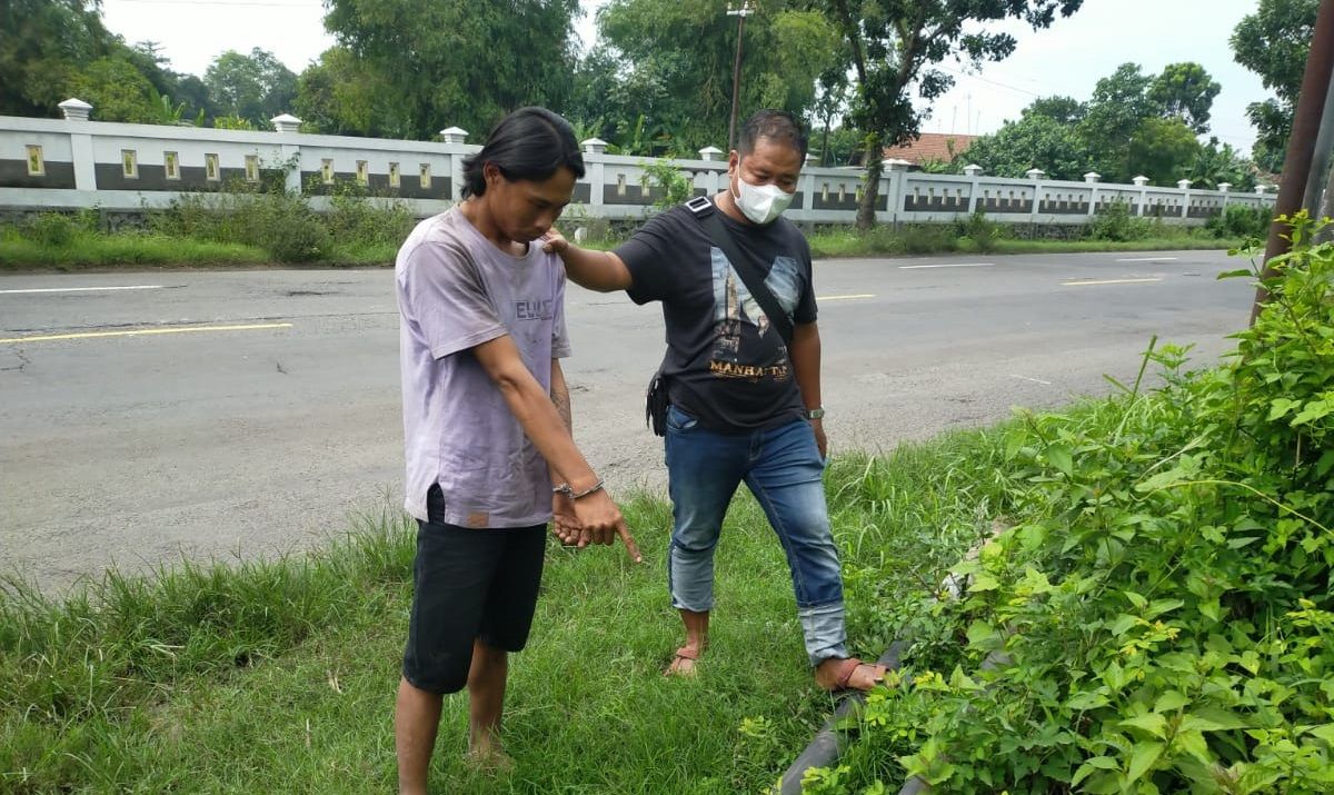 Salah satu pelaku saat tunjukkan tiang Telkom hasil curian. (Foto: Polsek Perak for jatimnow.com)