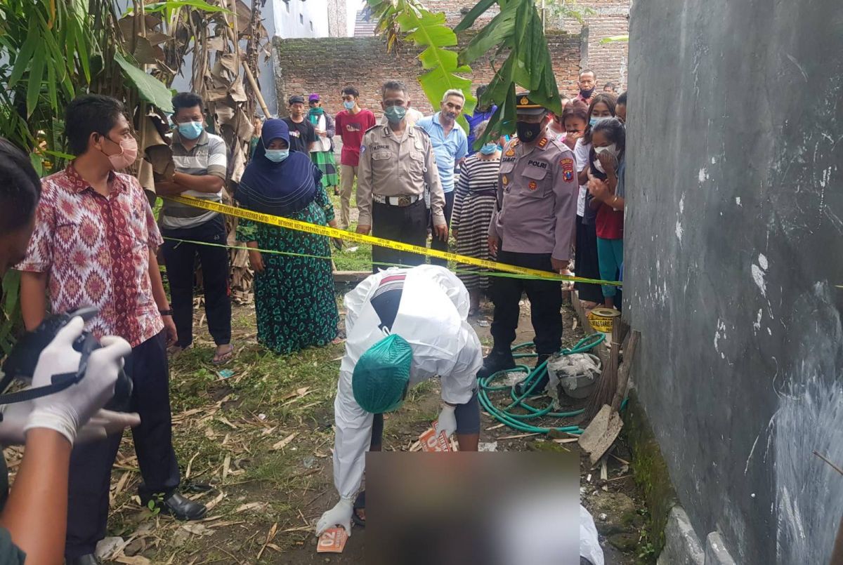 Polisi melakukan olah TKP di lokasi penemuan mayat bayi. (Foto: Agus for jatimnow.com)
