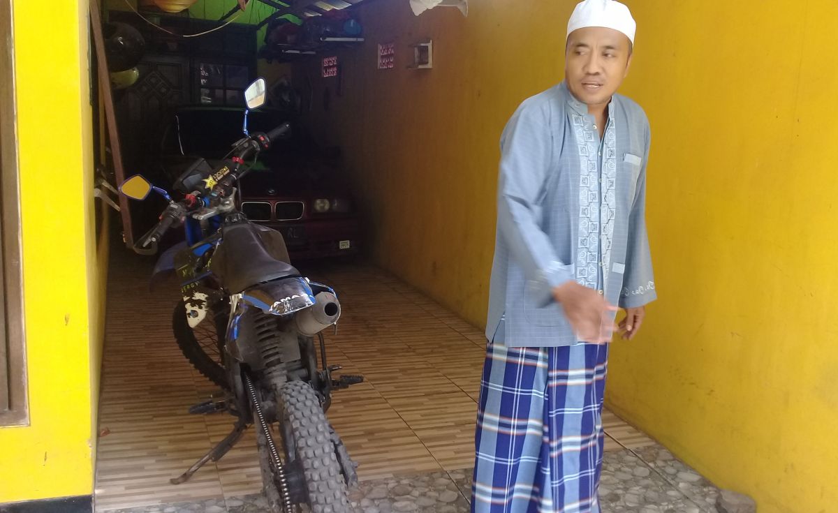 Novan menunjukkan lokasi motornya yang hilang dibawa kabur pencuri. (Foto: Mahfud Hidayatullah/jatimnow.com)