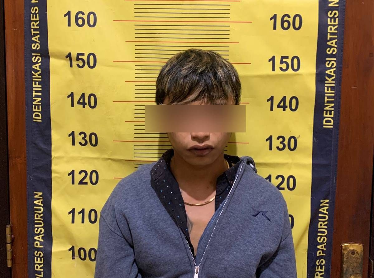 Tersangka kepemilikan sabu-sabu saat di Mapolres Pasuruan. (Foto: Polres Pasuruan/jatimnow.com)