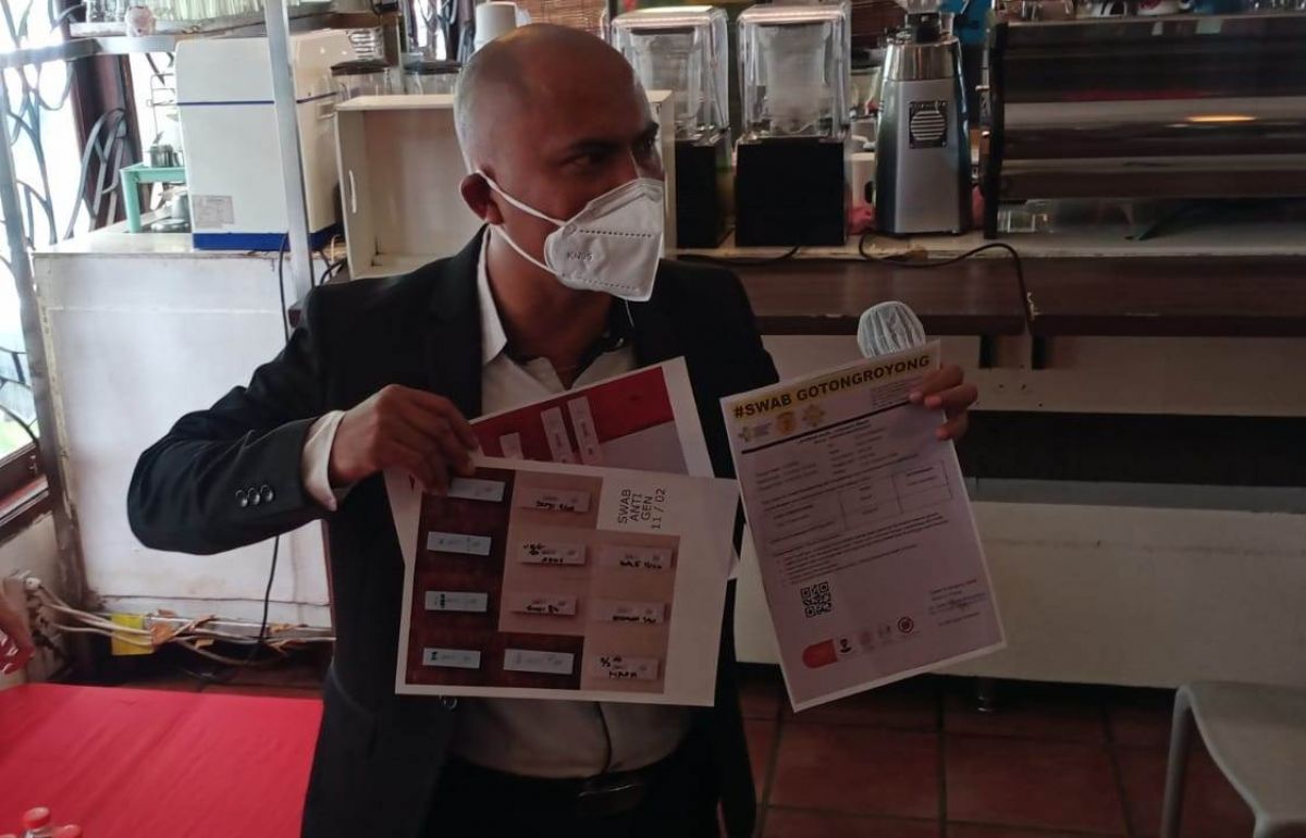 H Toha, kuasa hukum swalayan Lai Lai saat menunjukkan dasar dilakukannya somasi pada Reza Fahd Adrian. (Foto: Galih Rakasiwi/jatimnow.com)