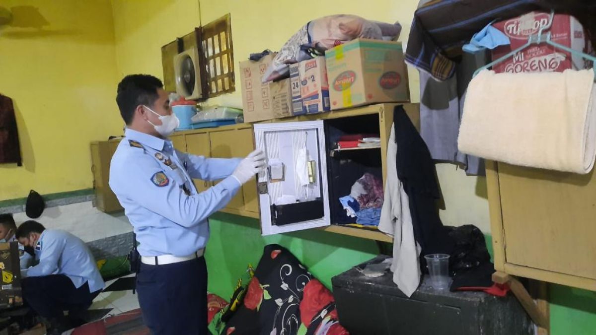 Petugas melakukan penggeledahan di Lapas II A Sidoarjo. (Foto: dok Kanwil Kemenkumham Jatim/jatimnow.com)