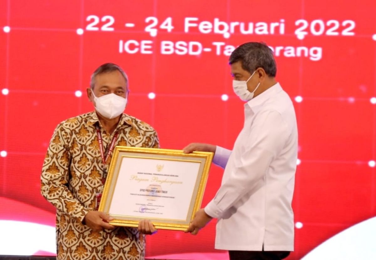 Penghargaan diserahkan Kepala BNPB, Letjen TNI Suhariyanto kepada Kalaksa BPBD Jatim, Drs Budi Santosa. (Foto: BPBD Jatim)