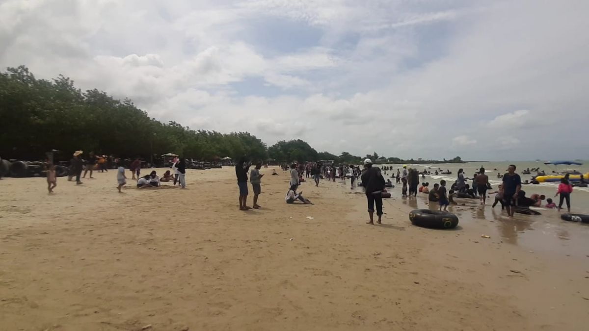 Suasana pengunjung di pantai pasir putih Dalegan, Panceng, Gresik.