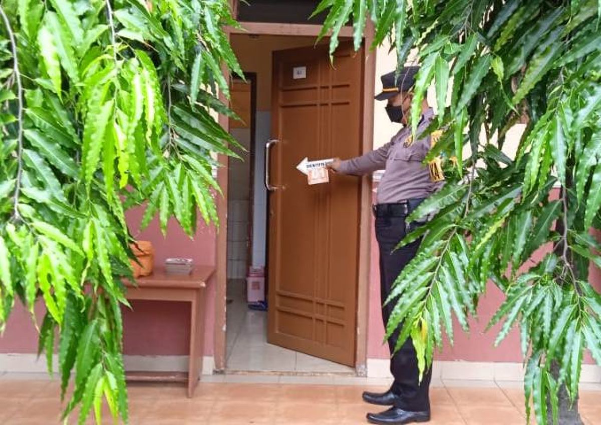 Polisi saat olah tempat kejadian perkara. (Foto: Nor for jatimnow.com)
