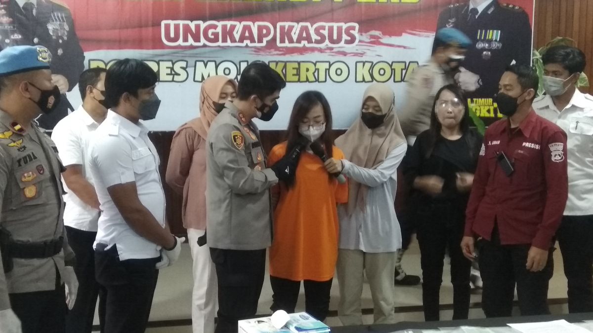 DR dan barang bukti saat dibeberkan di Polres Mojokerto Kota. (Foto: Achmad Supriyadi/jatimnow.com)