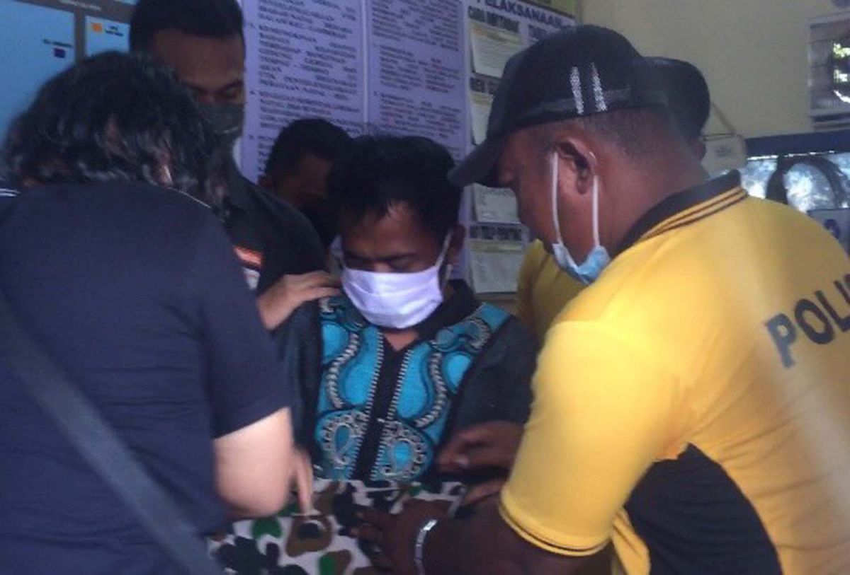 Pelaku penusukan terhadap Ketua MUI Pesanggaran, Banyuwangi, KH Affandi Musyafa saat diamankan polisi