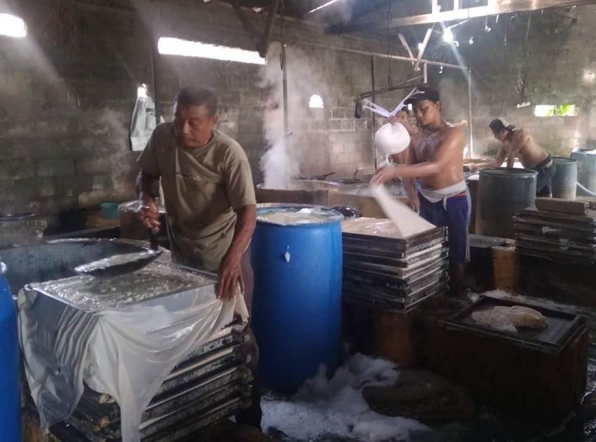 Perajin tahu di Jombang tetap berproduksi meski harga kedelai mahal. (Foto: Elok for jatimnow.com)