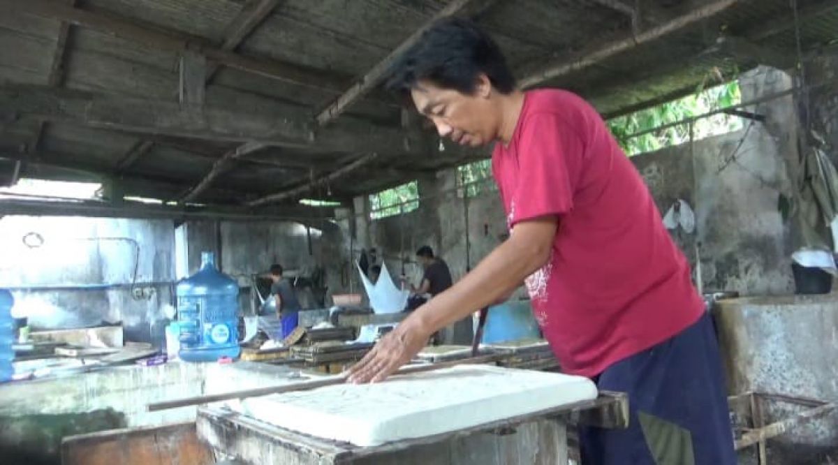Perajin tahu di Jombang saat proses produksi. (Foto: Elok for jatimnow.com)