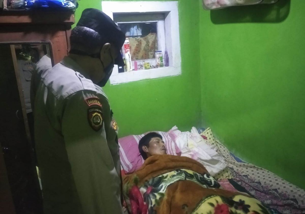 Petani yang selamat usai terseret tanah longsor di Pasuruan. (Foto: Polsek Nongkojajar/jatimnow.com)