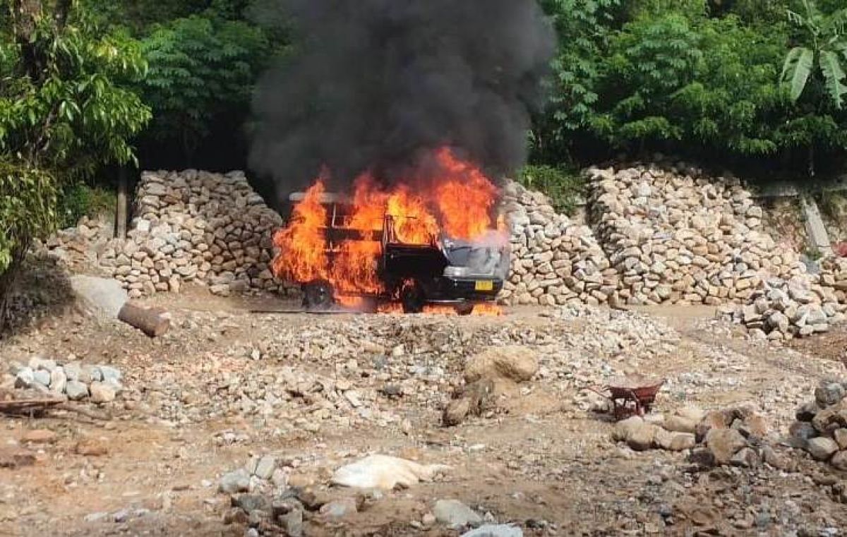 Pikap bermuatan BBM terbakar di Pacitan. (Foto: Polsek Arjosari/jatimnow.com)