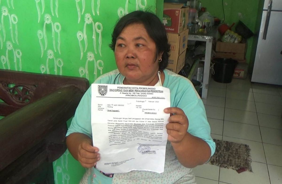 Irawati, PKL di kawasan TWSL Kota Probolinggo saat menunjukkan surat teguran dari DKUPP. (Foto: Mahfud Hidayatullah/jatimnow.com)