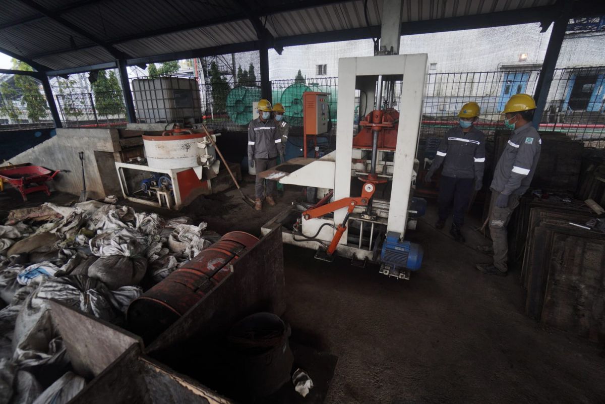 Pengolahan FABA PLTU Paiton Probolinggo. (Foto: Zain Ahmad/jatimnow.com)