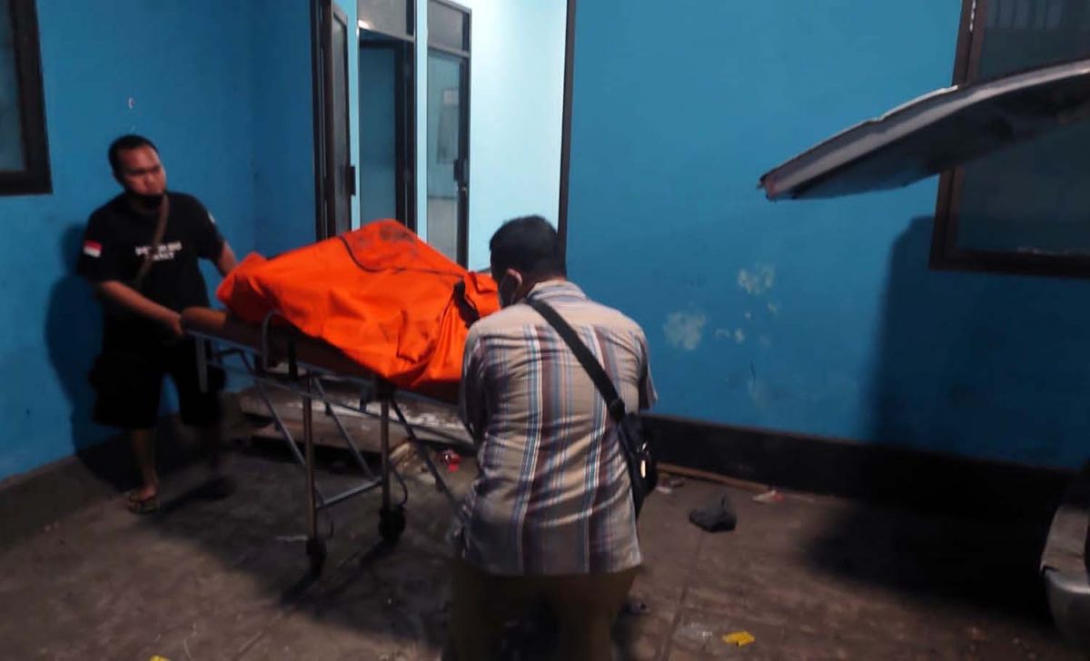 Proses evakuasi mayat pria misterius di Kota Probolinggo