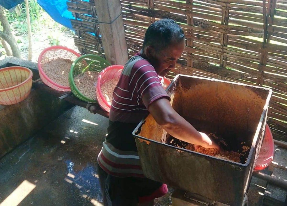 Produsen tempe di Tulungagung saat produksi tempe di rumah. (Foto: Bramanta Pamungkas/jatimnow.com)