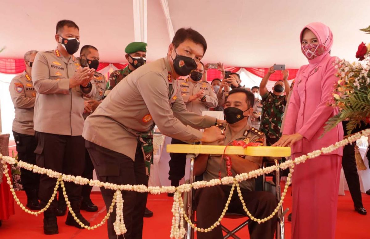 Kapolda Jatim Irjen Pol Nico Afinta menyerahkan kunci rumah kepada AKBP Bambang Eko Subandono, di Perum The Imperial Havana, Sidoarjo, Selasa (22/2/2022)