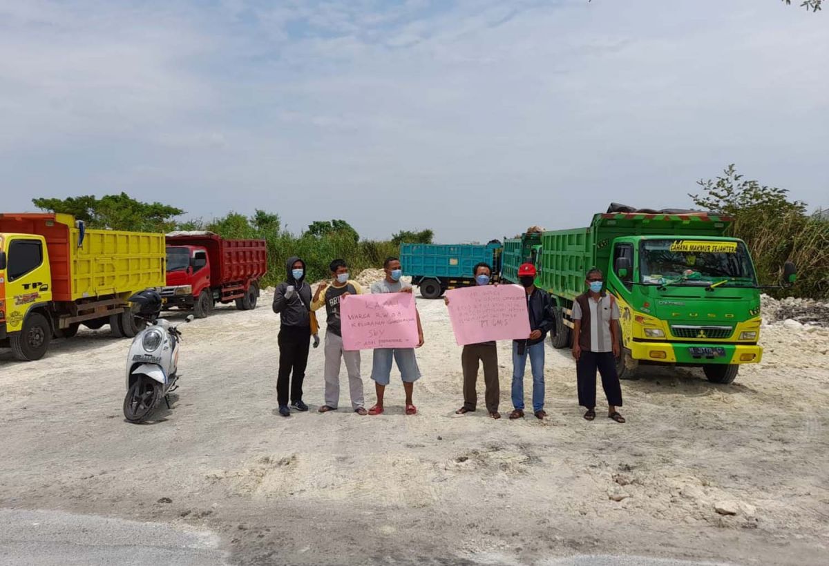 Proyek pengurukan lahan perumahan di Gunung Anyar Timur Surabaya diprotes warga (Foto-foto: Warga for jatimnow.com)