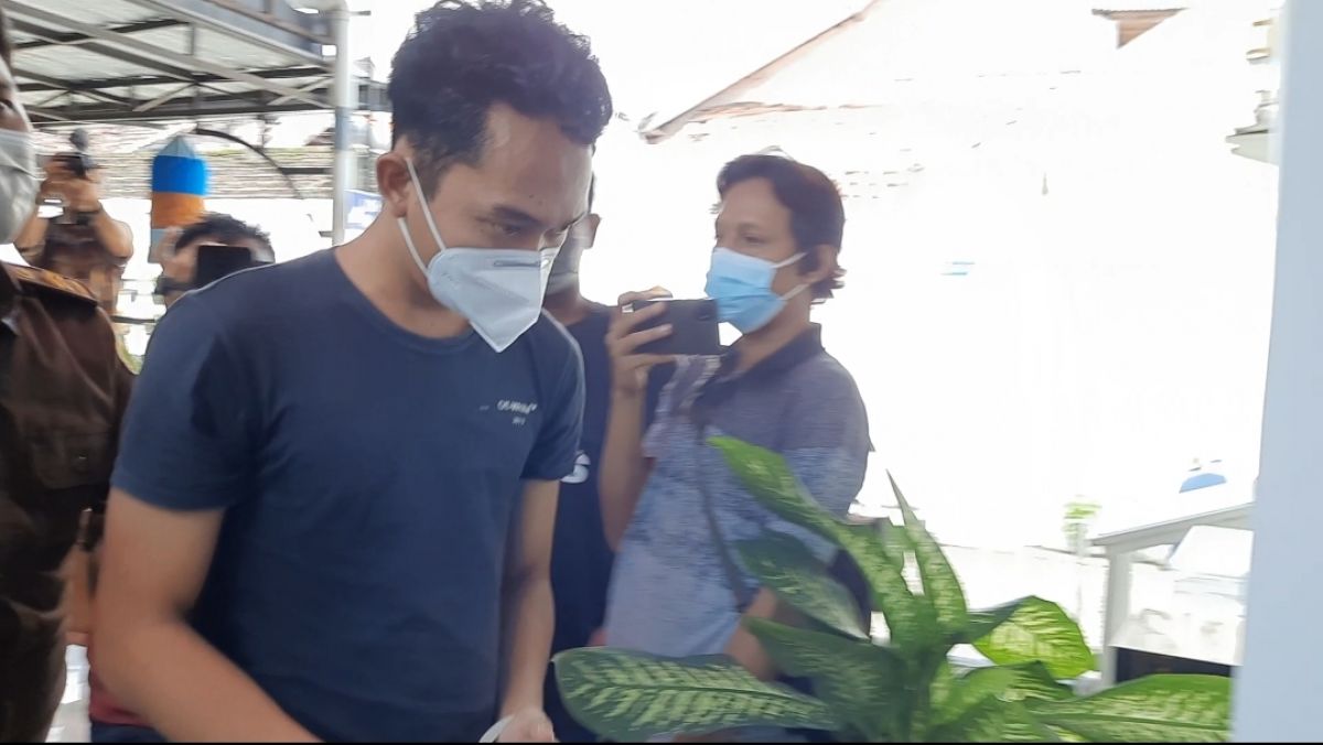 Foto: Penampakan Randy Bagus, Tersangka Kasus Aborsi saat di Kejari Mojokerto