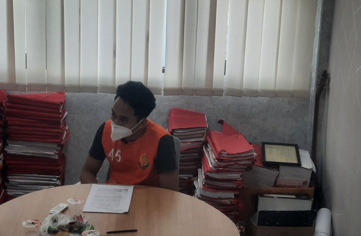 Randy Bagus saat memakai rompi tahanan. (Foto: Achmad Supriyadi/jatimnow.com)