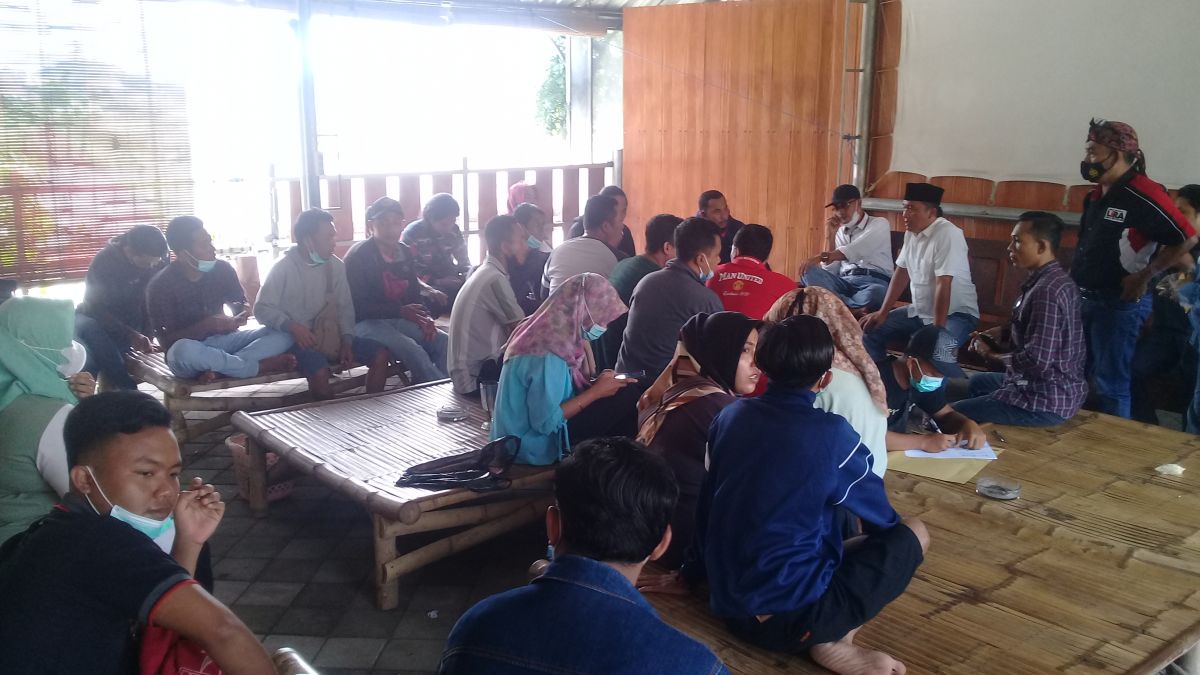 Ratusan pegawai kontrak RSUD dr Mohamad Saleh Probolinggo protes pemutusan kerja. (Foto: Mahfud Hidayatullah/jatimnow.com)