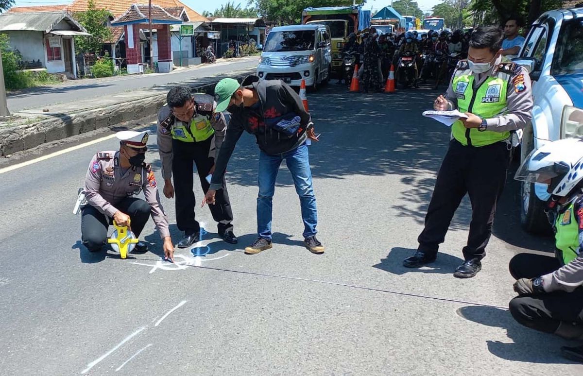 Unit Laka Satlantas Polres Pasuruan melakukan olah TKP di lokasi kecelakaan (Foto: Moch Rois/jatimnow.com)